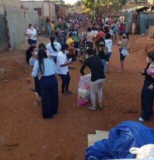 Famílias sendo atendidas com doações pela ONG em Campo Grande (Foto: ONG Sonhadores)