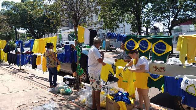 Brasileiro deixa para &uacute;ltima hora e garante camisa da Sele&ccedil;&atilde;o com ambulantes