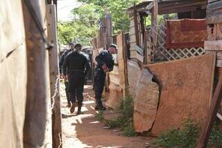 Pol&iacute;cia faz buscas por jovem que matou irm&atilde;o na Favela do Mandela