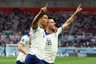 Bellingham e Mason Mout comemoram gol da Inglaterra (Foto: Fifa.com.br)