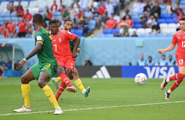 Suíça abre último dia de estreias com vitória sobre Camarões