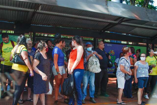 Minutos antes de bola rolar, tudo fecha, enquanto pontos de &ocirc;nibus ficam lotados