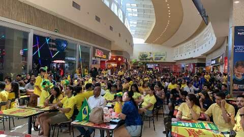 Torcedores lotam praça de alimentação de Shopping para assistir à Copa do Mundo