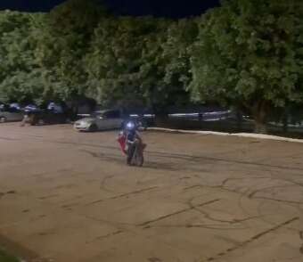 Estacionamento de parque vira “pista” para manobras com motos