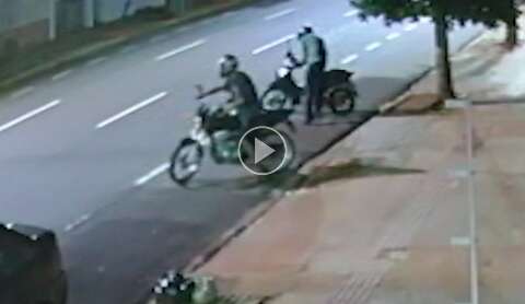  Dupla leva motocicleta estacionada em frente à clínica no Centro da Capital