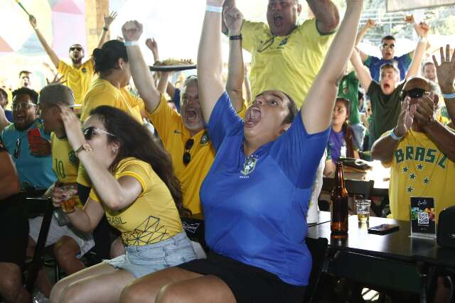 Na Capital, emo&ccedil;&atilde;o e al&iacute;vio tomam conta de torcedores na estreia do Brasil