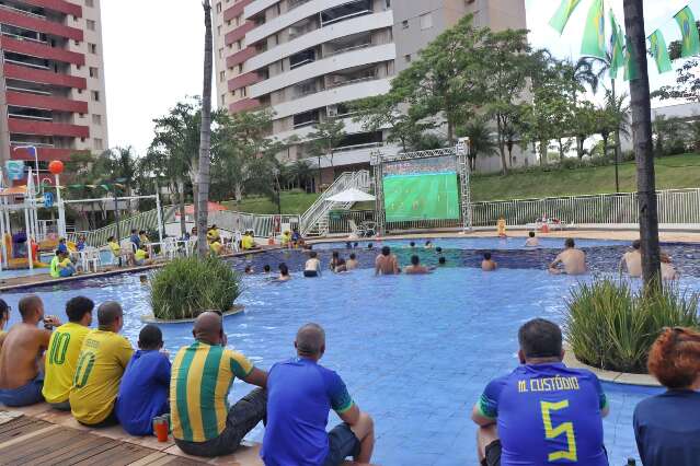 Com tel&atilde;o e piscina, moradores de condom&iacute;nio assistem jogo em clima de f&eacute;rias