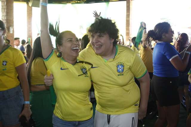 Vit&oacute;ria mesmo &eacute; de m&atilde;e que levou filho autista para assistir &agrave; Sele&ccedil;&atilde;o em bar