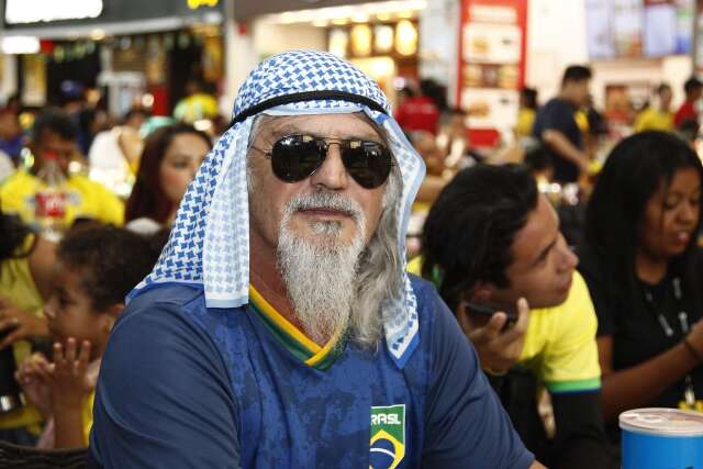 Filho de muçulmanos, professor vestiu o hijab na estreia do Brasil