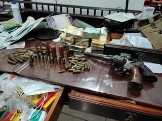 Armas, munições e dinheiro foram apreendidos durante operação (Foto: Divulgação)