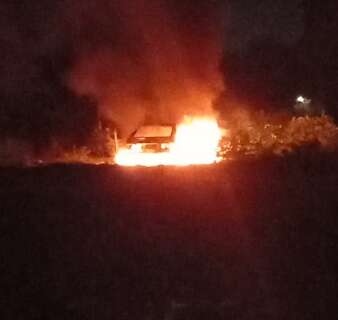Homem coloca fogo em carro no Bairro Centro Oeste