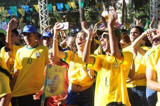 Torcedores comemorando jogo do Brasil, na Copa do Mundo, em 2018 (Foto: Paulo Francis)
