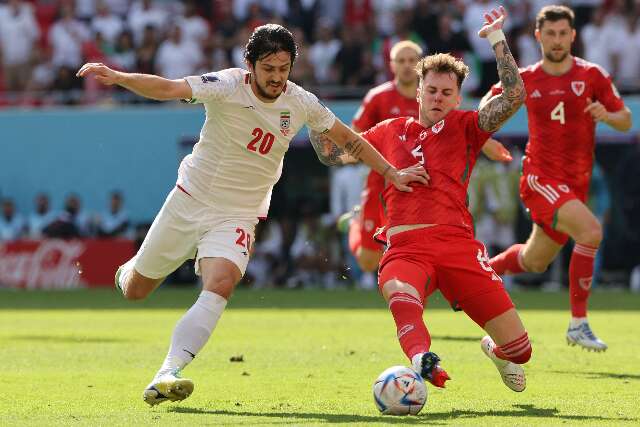 Com gols nos acréscimos, iranianos vencem País de Gales por 2 a 0