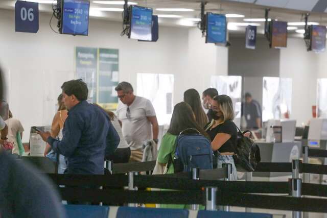 Obrigat&oacute;ria, volta da m&aacute;scara &eacute; ignorado pela maioria no aeroporto