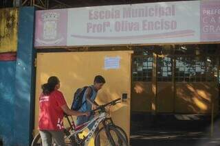 Viviane Aparecida Bairros da Silva e o filho de 12 anos chegando à Escola Municipal Oliva Enciso, sem saber que não haveria aula. (Foto: Marcos Maluf)