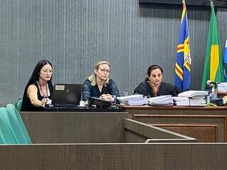 No meio, a defensora pública do Núcleo de Promoção e Defesa dos Direitos da Mulher, Edmeiry Silara Broch Festi, durante julgamento de feminicida. (Foto: Defensoria Pública/Divulgação)
