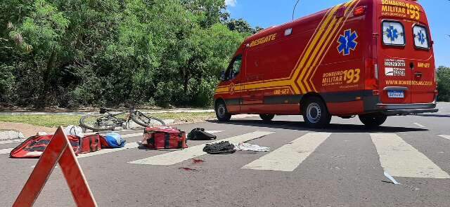 Motociclista perde controle, bate em meio-fio e é socorrido inconsciente