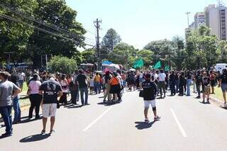 Professores ocupando Avenida Afonso Pena no sentido Bairro/Centro, em Campo Grande. (Foto: Paulo Francis)