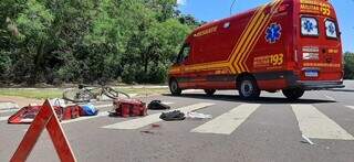 Peças de roupa e sangue do motociclista no local onde acidente aconteceu. (Foto: Ana Beatriz Rodrigues)