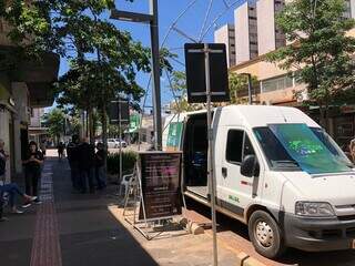 Unidade móvel ficará na Rua 14 de Julho, no centro de Campo Grande até às 16h. (Foto: Liana Feitosa)