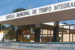 Escola Municipal de Tempo Integral Professora Iracema Maria Vicente, no Bairro Rita Vieira, com portões fechados. (Foto: Marcos Maluf)