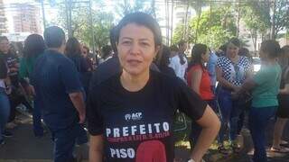 Professora Ivânia Nogueira Rocha em frente a Prefeitura de Campo Grande. (Foto: Izabela Cavalcanti)