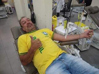 Iniviton de Oliveira realizando doação de sangue. (Foto: Idaicy Solano)