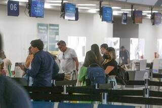 Passageiros nas filas de guichê no Aeroporto Internacional de Campo Grande. (Foto: Marcos Maluf)