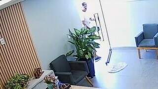 Ladrão "vê ocasião", invade consultório e leva celular Ladrão "vê ocasião", invade consultório e leva celular