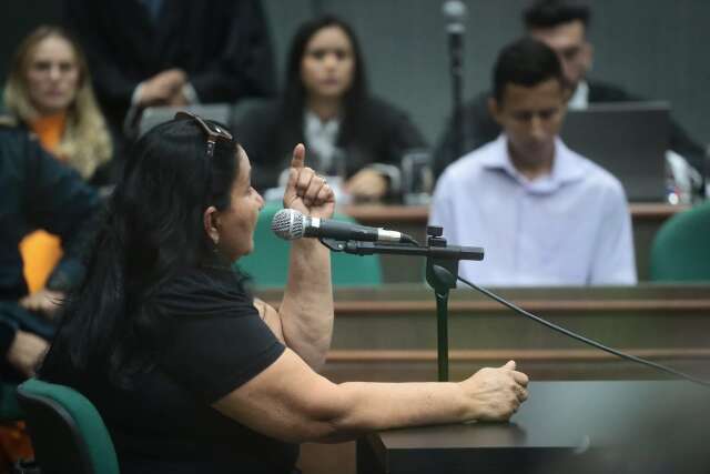 &quot;Por que ele fez isso?&quot;, diz av&oacute; em j&uacute;ri de ex-militar que matou esposa
