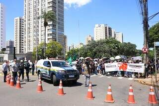 Manifestantes e policiais na Avenida Afonso Pena, em frente à Prefeitura de Campo Grande. (Foto: Paulo Francis)