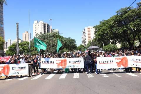 Professores fecham Afonso Pena em protesto e congestionam 3 quadras