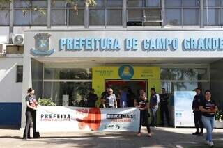 Professores com faixas em frente à Prefeitura de Campo Grande. (Foto: Paulo Francis)