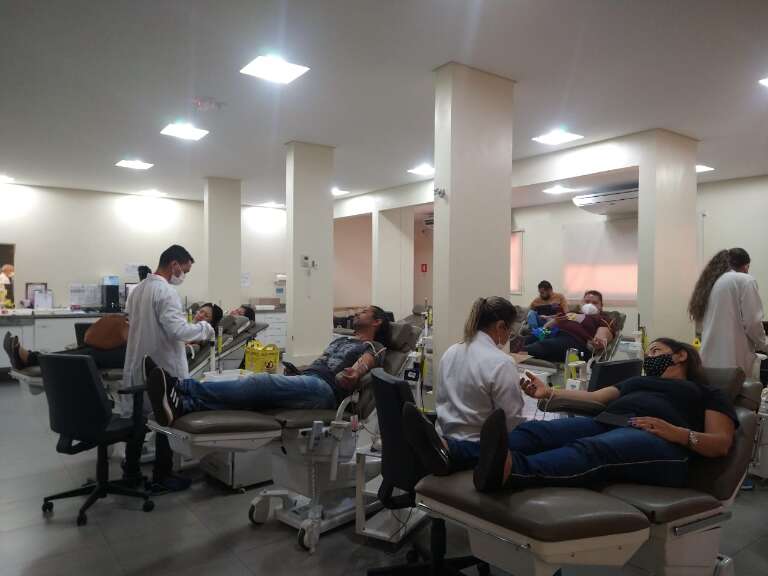 Voluntários realizando doação de sangue no Hemosul na manhã desta sexta-feira (25). (Foto: Idaicy Solano)