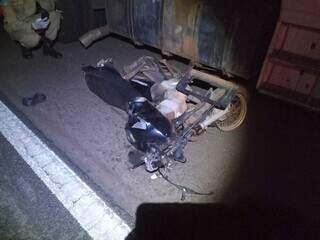 Motocicleta de Valtemicio caída na pista após colisão (Foto: O Correio News)