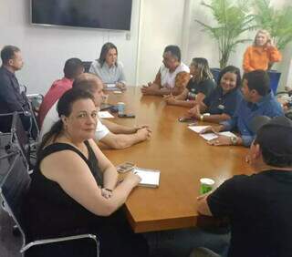 Reunião entre representantes dos professores e prefeita Adriane Lopes (Patriota). (Foto: Divulgação/Fetems)