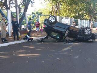 Ap&oacute;s colis&atilde;o, carro capota e copeira fica ferida na Filinto M&uuml;ller