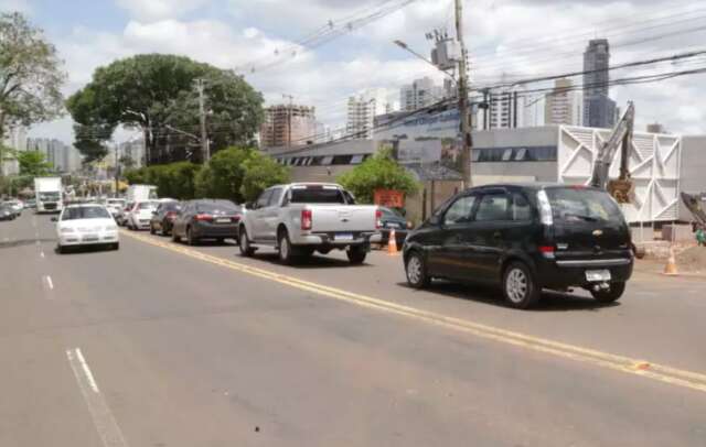Tr&acirc;nsito na Joaquim Murtinho e ruas ao redor pioram com obra de supermercado 