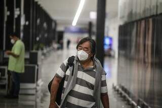 Passageiro de máscara no Aeroporto de Campo Grande (Foto: Marcos Maluf)