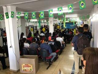 Fila de pessoas em busca de emprego na Funsat. (Foto: Liana Feitosa)