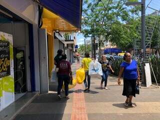 Consumidores têm &#34;conforto&#34; para ir às compras no Centro de Campo Grande. (Foto: Liana Feitosa)