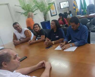 Em dia sem aula, protesto termina, mas impasse de reajuste salarial continua