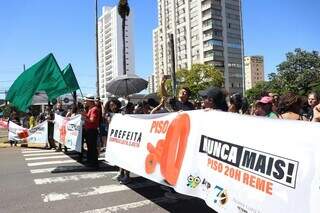 Professores ocupando Avenida Afonso Pena no sentido Bairro/Centro, em Campo Grande. (Foto: Paulo Francis)