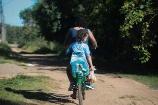 Elen Carina voltando para casa com a filha que cursa o 1º ano após saber que não haveria aulas hoje, na Escola Municipal Oliva Enciso, no bairro Turadentes (Foto: Marcos Maluf)