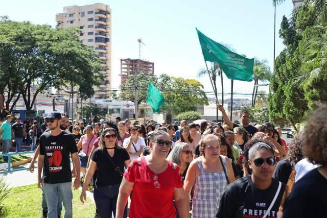 Com megafone e faixas, professores protestam por reajuste em frente &agrave; prefeitura