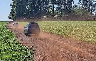 Carro de funerária e viaturas da polícia chegam à propriedade onde ocorreu a morte (Foto: Adilson Domingos)