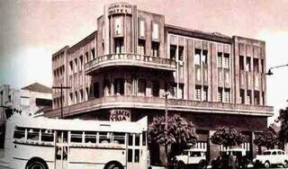 Fachada do antigo Hotel Americano, na década de 40. (Foto: Reprodução Planurb)