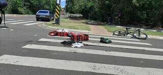 Sangue do motociclista ficou espalhado pela rua. (Foto: Ana Beatriz Rodrigues)