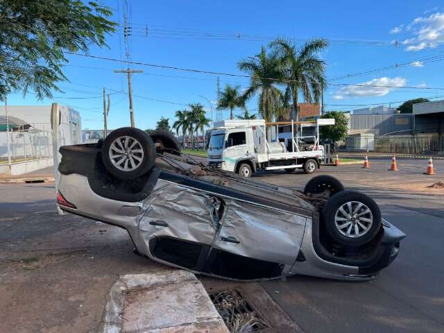 Picape capota e fica destru&iacute;da depois de colidir em caminh&atilde;o da Sanesul