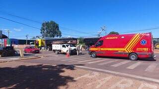 Ao fazer curva, motorista bate carreta em poste e derruba transformador